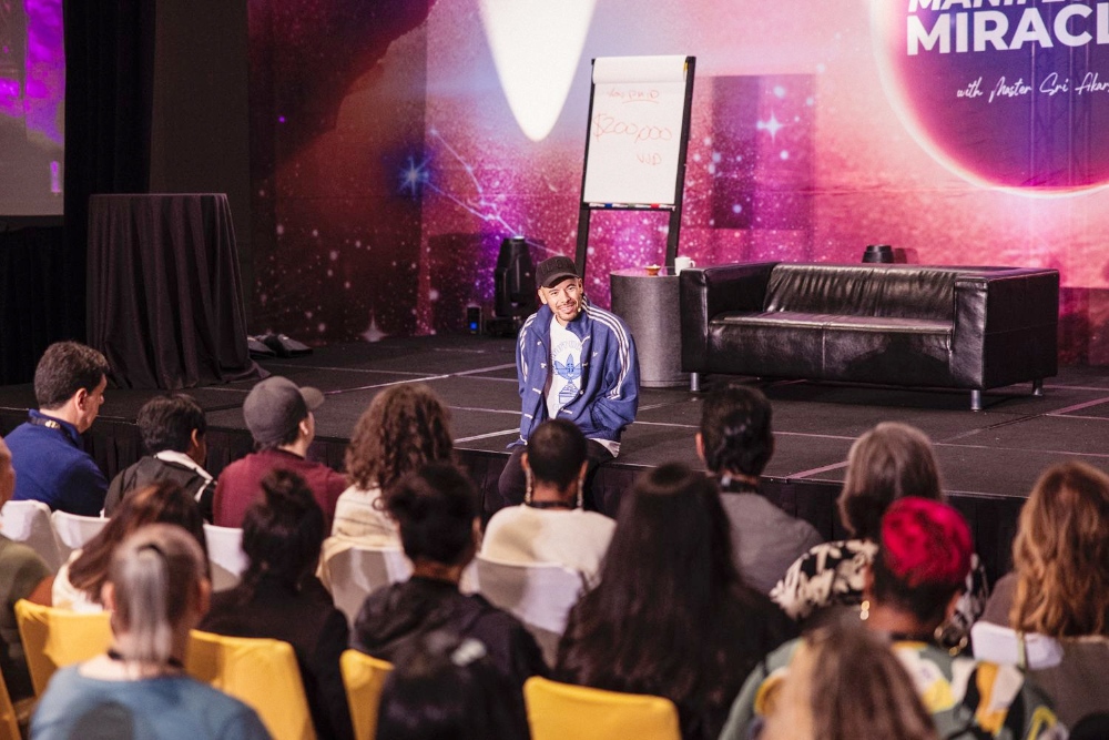  阿卡莎納赴美開“顯化奇蹟”課程    宣告獲泰勒絲唱片公司經紀邀約